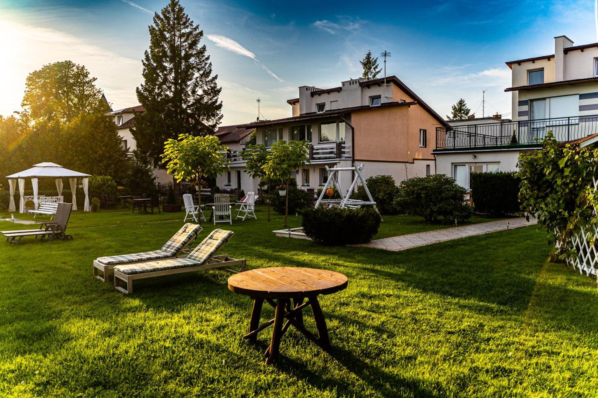 Hotel Avista Mielno à Unieście Extérieur photo